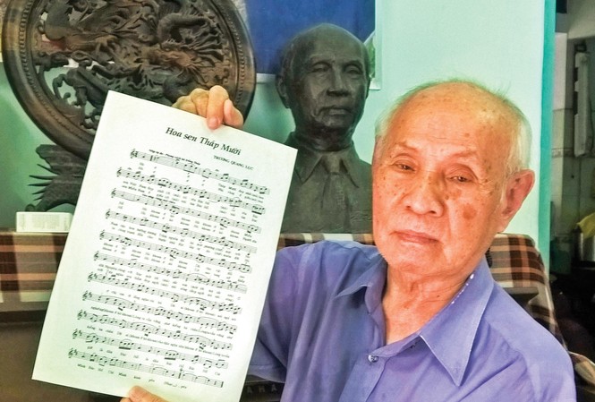 Trò chuyện cùng tác giả 'Hoa sen Tháp Mười' Nhạc sĩ Trương Quang Lục với bài nhạc “Hoa sen Tháp Mười”. Ảnh: Trần Nguyên Anh