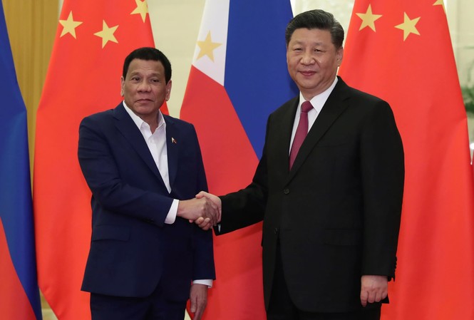 Đón Tổng thống Philippines Duterte, Bắc Kinh có lợi gì? Tổng thống Philippines Rodrigo Duterte gặp Chủ tịch Trung Quốc Tập Cận Bình trong chuyến thăm Bắc Kinh vào tháng 4. Ảnh: Reuters