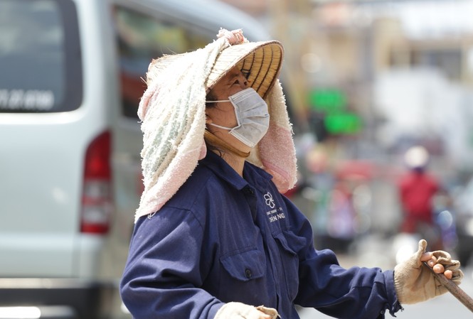 Hà Nội ô nhiễm nghiêm trọng: Dân than khó thở Người dân lao động làm việc ngoài trời ở Hà Nội. Ảnh: PV