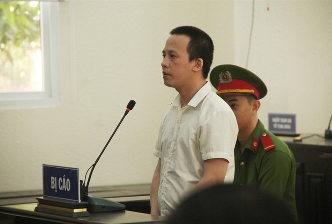 Tử hình kẻ sát hại 3 người trong một nhà Bị cáo Trần Trọng Luận tại phiên tòa, ngày 12/11