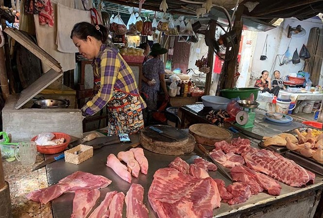 Giá thịt lợn tăng vọt do tiểu thương “làm giá”? Thịt lợn bán ở chợ dân sinh Hà Nội. Ảnh: H.M