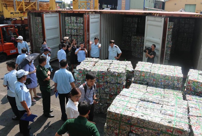 Vốn, hàng hóa Trung Quốc vào Việt Nam tăng đột biến: Mỹ cảnh báo rủi ro Ngày 7 /11, Cục Hải quan TPHCM phối hợp, bắt giữ 4 container phế liệu là gần 100 tấn nhôm đang chuẩn bị xuất lậu đi Hàn Quốc
