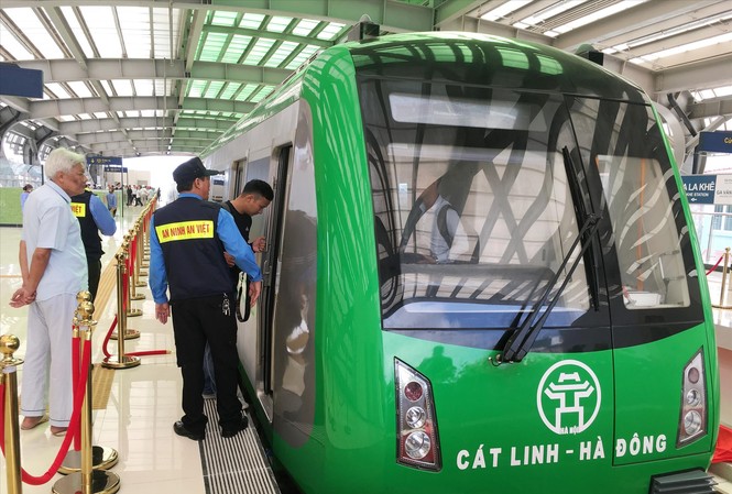 Đường sắt Cát Linh-Hà Đông: Tháng 12/2019 khai thác thương mại, có khả thi? Sau 8 lần lỡ hẹn đường sắt Cát Linh-Hà Đông làm cho sự kiên nhẫn của người dân vơi cạn. Ảnh: T.Đảng