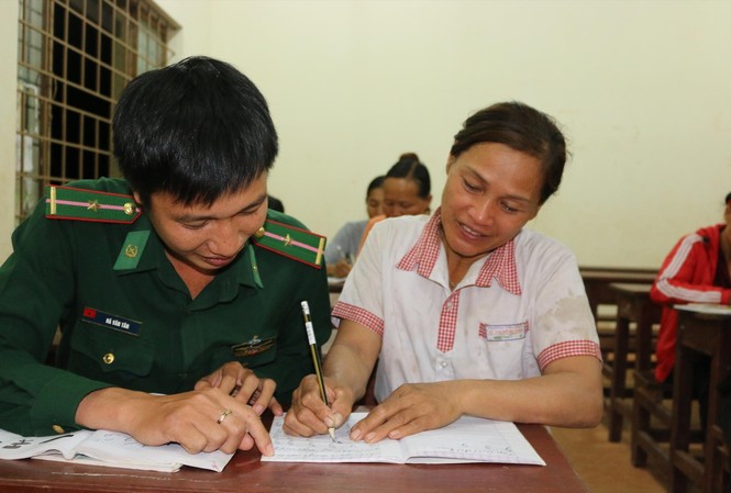 'Đổi đời' cho dân từ dạy chữ Chiến sĩ Đồn Biên phòng Ea H’leo giúp dân xóa mù chữ. Ảnh: B.N
