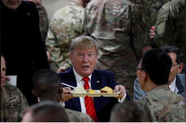 Ông Trump bất ngờ thăm quân đội Mỹ ở Afghanistan Ông Trump ăn tối với các binh sỹ Mỹ đồn trú tại Afghanistan. Ảnh: Reuters