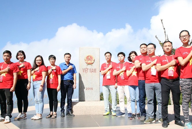 Yêu Tổ quốc bằng hành động cụ thể Các đại biểu trong Hành trình Tôi yêu Tổ quốc tôi 2019 tạo hình bản đồ đất nước. Ảnh: CTV