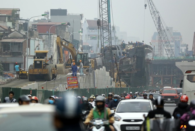Hà Nội chìm trong ô nhiễm: Yêu cầu rửa đường, lắp 70 trạm quan trắc Nhiều tuyến đường ở Hà Nội đang được sửa chữa gây bụi mù mịt. Ảnh: Trường Phong
