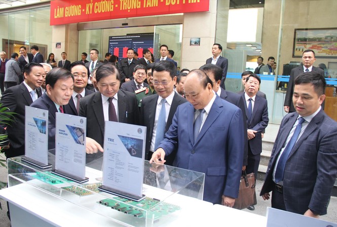 Tắt sóng điện thoại 2G, phổ cập smartphone Thủ tướng Nguyễn Xuân Phúc cùng các đại biểu tham quan gian hàng triển lãm tại Hội nghị tổng kết năm 2019 của Bộ Thông tin và Truyền thông