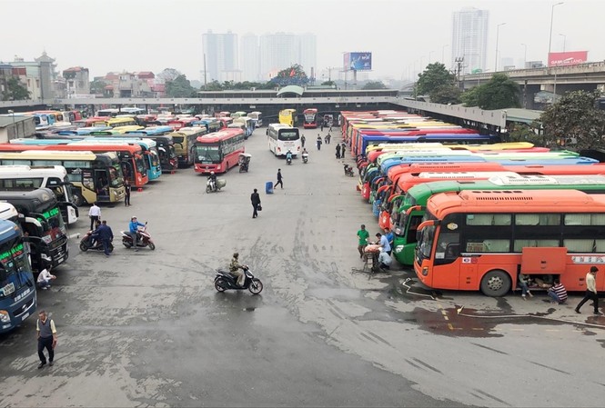 Xe dù, bến cóc tràn lan: Bến chính lo vắng khách Có 4 DN vận tải tại Bến xe Nước Ngầm xin tăng giá cước dịp Tết. Ảnh: T.Đảng