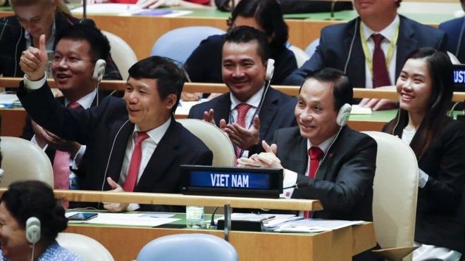Nặng gánh hai vai Đoàn đại diện Việt Nam tại LHQ khi nghe tin Việt Nam trúng cử vị trí Ủy viên không thường trực HĐBA LHQ với số phiếu gần như tuyệt đối. Ảnh: TTXVN