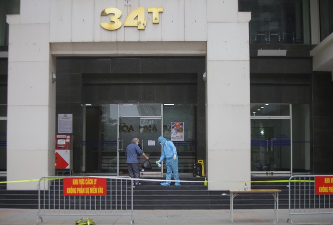 Quyết liệt cách ly xã hội để không 'vỡ trận' Phong toả chung cư 34T Hoàng Đạo Thuý (Hà Nội) sáng 29/3 vì có ca nghi mắc COVID-19. Ảnh: Trọng Tài