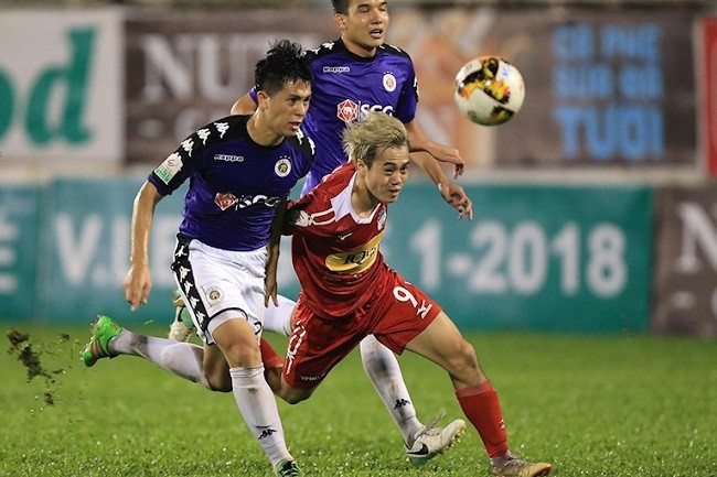 Nước và lửa ở V-League Pha đi bóng của Văn Toàn (HAGL) và sự truy cản của Đình Trọng (HN)