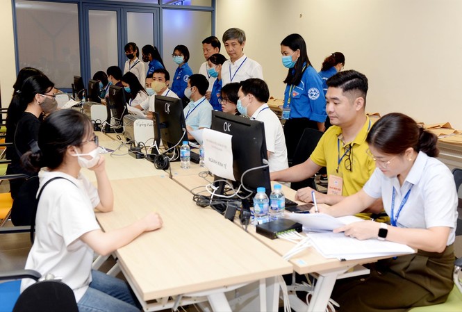 Tuyển sinh đại học đợt 1: Thí sinh khấp khởi nhập học, hàng loạt trường tuyển bổ sung Tân sinh viên đến làm thủ tục nhập học năm nay. Ảnh: Diệp An