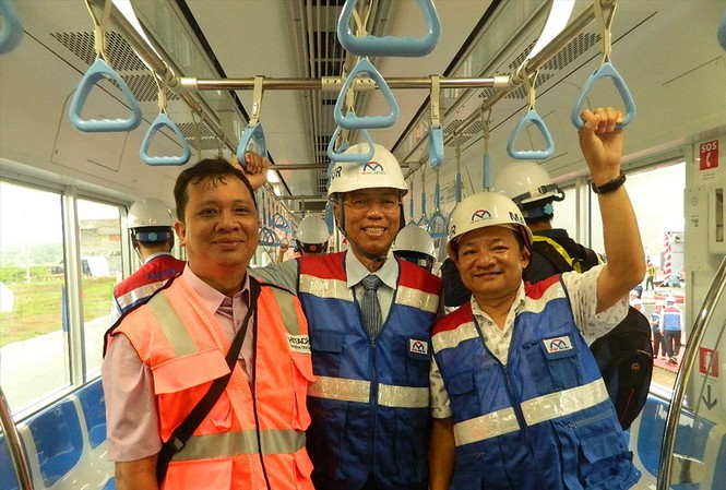 Hồi hộp trải nghiệm metro ở TPHCM Người dân TPHCM cùng khách mời trải nghiệm cảm giác đi metro trong buổi lễ ra mắt đoàn tàu đầu tiên