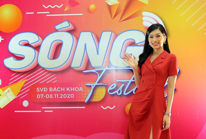 'Lướt' sóng thẻ cùng đại sứ Phương Nga Á hậu Phương Nga lan tỏa xu hướng tiêu dùng thẻ văn minh tại “Ngày thẻ Việt Nam 2020-Sóng Festival”. Ảnh: MẠNH THẮNG