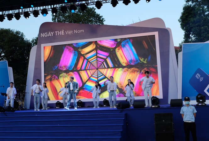 Đức Phúc tạo sóng Ca sĩ Đức Phúc biểu diễn tại “Ngày thẻ Việt Nam 2020-Sóng Festival”