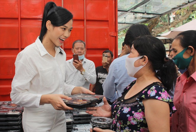 TOP 3 HHVN 2020 chia sẻ với người bệnh ở Bệnh viện Quân y 175: Gieo yêu thương và nhân ái Hoa hậu Đỗ Thị Hà trao phần cơm trưa đến người bệnh. Ảnh: NGÔ TÙNG