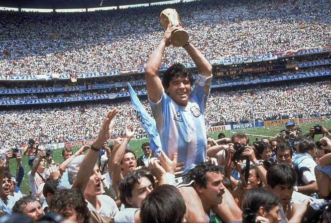 Sống mãi trong những giấc mơ Diego Diego Maradona giương cao chiếc cúp vàng World Cup 1986