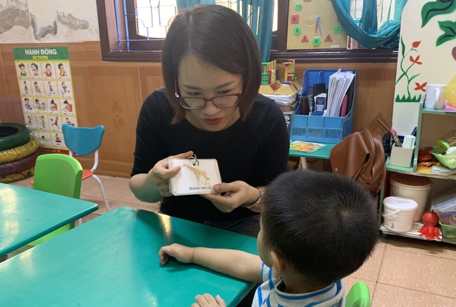 Lớp học không giáo án Cô Hà Thị Lê Na hướng dẫn trẻ nhận biết con vật