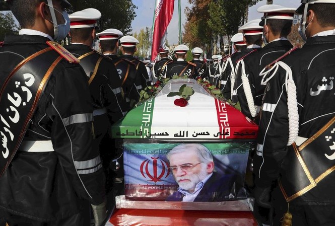 Israel 'dùng thiết bị điện tử' ám sát nhà khoa học Iran? Đám tang ông Fakhrizadeh diễn ra hôm qua. Ảnh: Bộ Quốc phòng Iran/AP