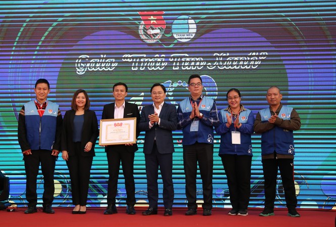 Thập kỷ mới với sứ mệnh 'Tình nguyện vì sự phát triển' Anh Nguyễn Anh Tuấn, Bí thư thứ nhất T.Ư Đoàn, tặng bằng khen của BCH T.Ư Đoàn cho Trung tâm Thông tin Nguồn lực Tình nguyện Việt Nam