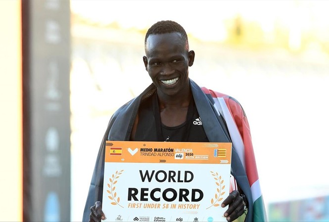 Kỷ lục thế giới bán marathon bị phá sâu Kibiwott Kandie được thưởng “nóng” 70.000 euro cho kỷ lục mới