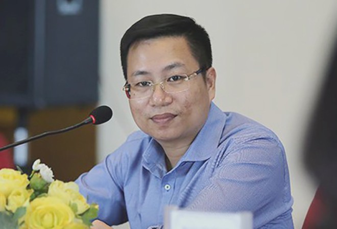 Những cánh tay đặt trên ngực trái Những cánh tay đặt trên ngực trái
