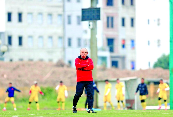 V-League sẽ chịu 'nhún' với ông Park? HLV Park Hang Seo muốn V-League tạo cơ hội cho các cầu thủ trẻ để giải quyết cuộc khủng hoảng thiếu tiền đạo giỏi của tuyển Việt Nam. Ảnh: Anh Tú