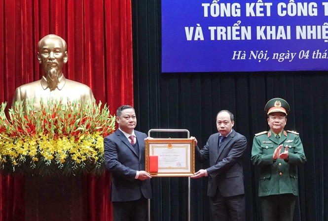 Đề xuất xây dựng Pháp lệnh Bảo vệ Lăng Bác Thừa ủy quyền của Chủ tịch nước, Thượng tướng Hoàng Xuân Chiến trao tặng Huân chương Lao động hạng Nhất cho Ban Quản lý Quảng trường Ba Đình, sáng 4/1. ẢNH: NGUYỄN MINH