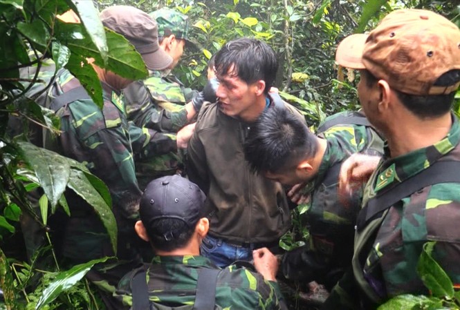 Cuộc chiến trong rừng thẳm: Nay chơi, mai chết Đối tượng "cõng" ma túy bị bắt ngay trong rừng. Ảnh: tư liệu