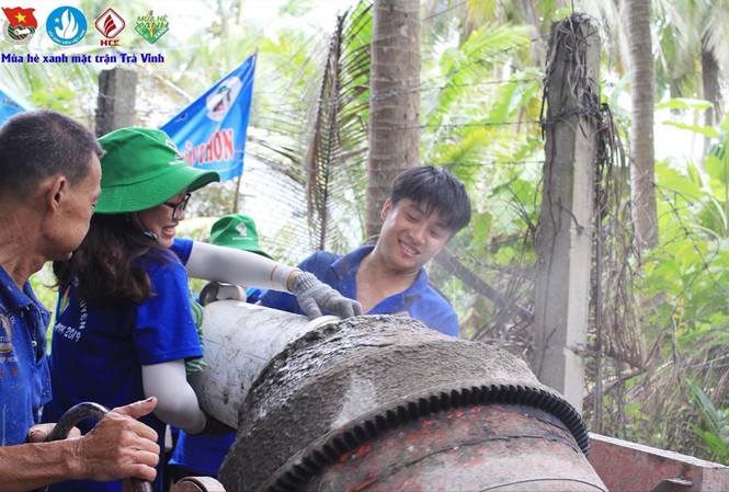Tuổi trẻ của bạn và Đoàn: 'Quả ngọt' thời sinh viên Nguyễn Hải Nhân (bên phải) tham gia xây dựng đường nông thôn tại xã Hoà Ân, huyện Cầu Kè (tỉnh Trà Vinh) trong chiến dịch Mùa hè xanh năm 2019. ẢNH: NVCC