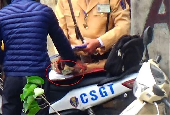 Vụ CSGT 'làm luật': Cho hưu sớm, giáng cấp bậc hàm nhiều cán bộ Ảnh cắt từ clip của Tiền Phong