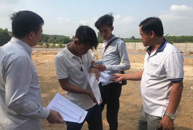 Đua nhau tiếp sức cho 'cò' phân lô bán nền đất Long Thành Nhân viên môi giới khẳng định khách hàng bôi trơn lãnh đạo xã Phước Tân 5 triệu đồng
là tự do xây dựng