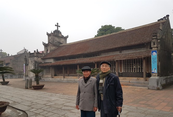 Chuyện người Phát Diệm Ông Ngô Xuân Tựa (trái) và nhà báo Phạm Thanh. Ảnh: xuân ba