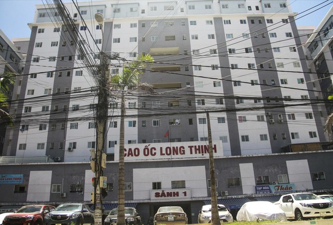 Giả nghèo để giành suất nhà ở xã hội? Chung cư Long Thịnh nơi có 50% người có thu nhập thấp đi ô tô.
Ảnh: Tr. Định