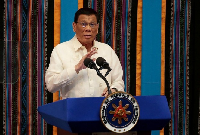 Vì sao Tổng thống Philippines muốn khơi lại phán quyết về biển Đông Tổng thống Philippines trong lúc đọc bài phát biểu giữa nhiệm kỳ về chính sách quốc gia ngày 22/7. Ảnh: Reuters