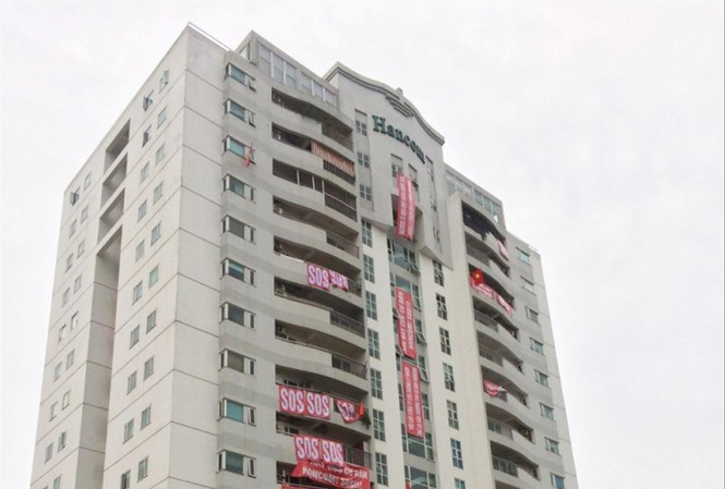 Một tòa nhà, hai công ty bảo vệ Cư dân Khu nhà ở Hancom căng băng rôn kêu cứu cơ quan chức năng