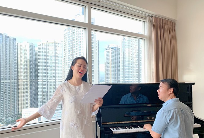 Nhạc sĩ Trần Mạnh Hùng: Viết nhạc kịch lịch sử như một nghĩa vụ! Nhạc sĩ Trần Mạnh Hùng luyện tập cùng ca sĩ Phạm Thùy Dung cho đêm hòa nhạc Trăng hát 29/9 tại Hà Nội . Ảnh: NVCC