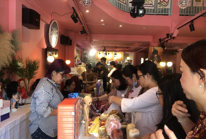 Lạc lối ở 'xứ sở thần tiên' với thú chơi búp bê Phiên chợ búp bê tấp nập khách, từ trẻ em đến người lớn tuổi