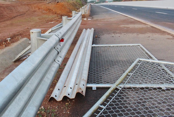 Vì sao cao tốc 12.000 tỷ thông xe nhưng chưa thể sử dụng? Tuy đã thông xe nhưng những ngày qua, việc thi công trên tuyến cao tốc vẫn ngổn ngang.
Ảnh: A.Trọng
