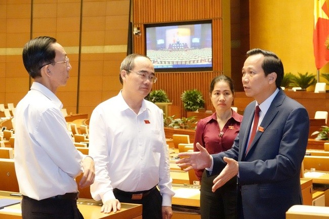 Đại biểu Quốc hội đồng tình với đề xuất tăng tuổi nghỉ hưu Bí thư Thành ủy TPHCM Nguyễn Thiện Nhân trao đổi với Bộ trưởng LĐ-TB&XH Đào Ngọc Dung và các đại biểu Quốc hội tại phiên thảo luận về Dự thảo Bộ Luật LĐ sửa đổi
