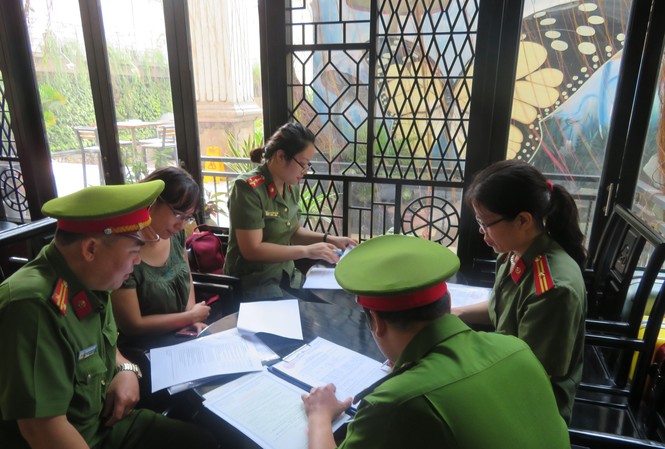 Tăng cường kiểm tra xử phạt vi phạm hành chính về phòng, chống tác hại của thuốc lá Đoàn kiểm tra tiến hành kiểm tra việc thực thi Luật Phòng, chống tác hại của thuốc lá tại các nhà hàng, khách sạn trên địa bàn TP HCM