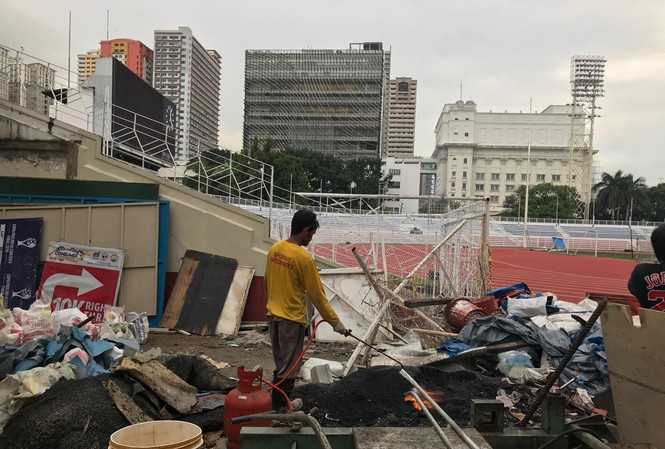 SEA Games 30: Khách lo tắc đường, chủ nhà đua tiến độ Bên ngoài sân Rizal Memorial vẫn căng bạt thi công (ảnh nhỏ) trong khi bên trong vẫn ngổn ngang vật liệu (ảnh to). Ảnh V.P