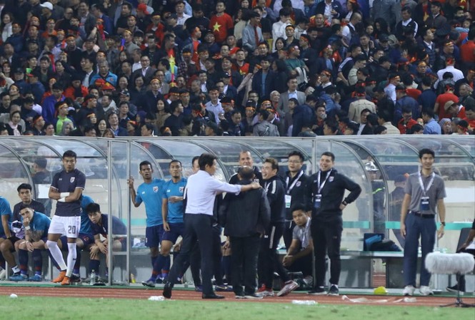 VFF kiến nghị AFC về hành vi xấu xí của trợ lý đội tuyển Thái Lan HLV Park Hang Seo nổi đóa trước hành động khiêu khích của trợ lý đội tuyển Thái Lan.
Ảnh: NHƯ Ý