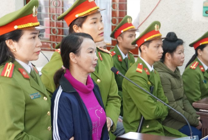 Mẹ nữ sinh giao gà ở Điện Biên lĩnh 20 năm tù: Ma đưa lối, quỷ đưa đường Bị cáo Trần Thị Hiền bị xác định đã mua bán ma túy với nhóm giết con gái mình