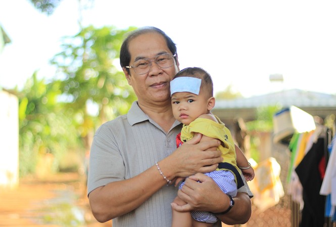 Ông Bụt của 106 trẻ mồ côi Ông Đinh Minh Nhật và con nuôi chưa đầy tuổi của mình