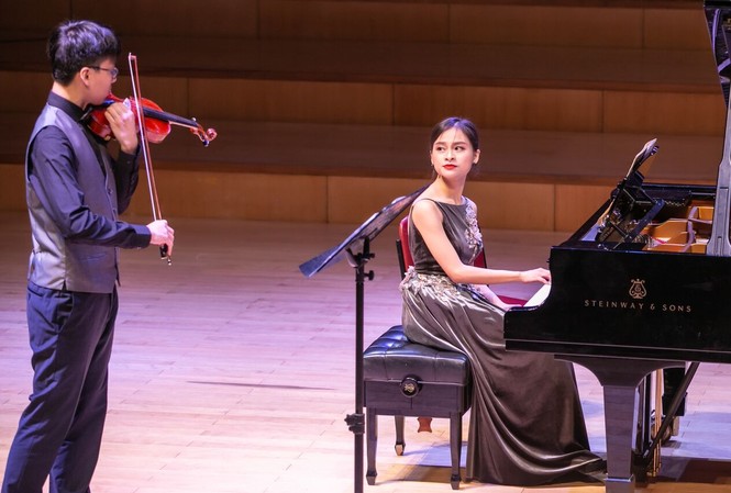 Đến hẹn lại về 'Sưởi ấm' Pianist Bảo Quyên và em trai violinist Quang Tiến trong Hòa nhạc Le Chauffage 1