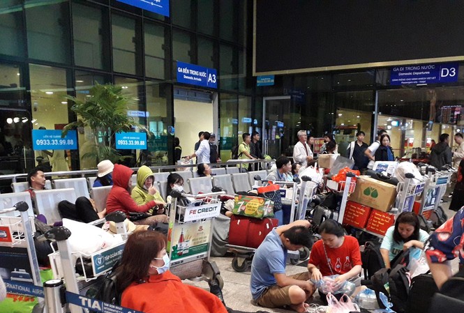 Căng sức 'giải cứu' sân bay Tân Sơn Nhất Hành khách chờ làm thủ tục tại sân bay Tân Sơn Nhất (TPHCM)
