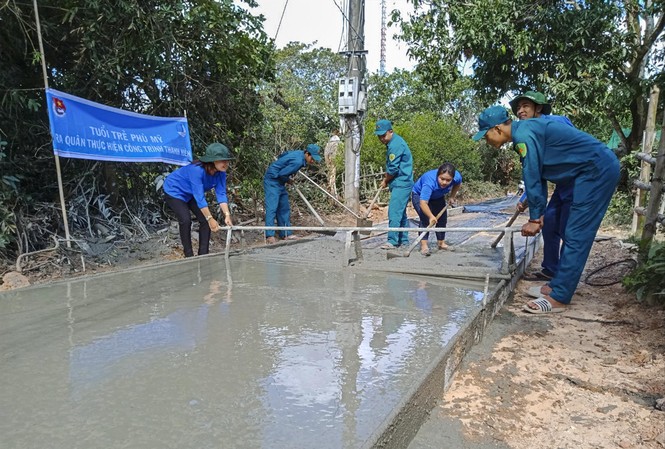 Tuổi trẻ Bình Định làm nhiều phần việc thiết thực trong Tháng thanh niên Các bạn trẻ Phù Mỹ (Bình Định) làm đường bê tông nông thôn tại thị trấn Phù Mỹ. Ảnh: Trương Định