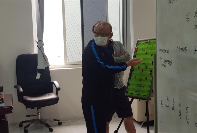Đâu là vấn đề thực sự với ông Park Hang Seo? HLV Park Hang Seo tính toán các phương án thi đấu, nhân sự cho các ĐTVN. Ảnh: VFF